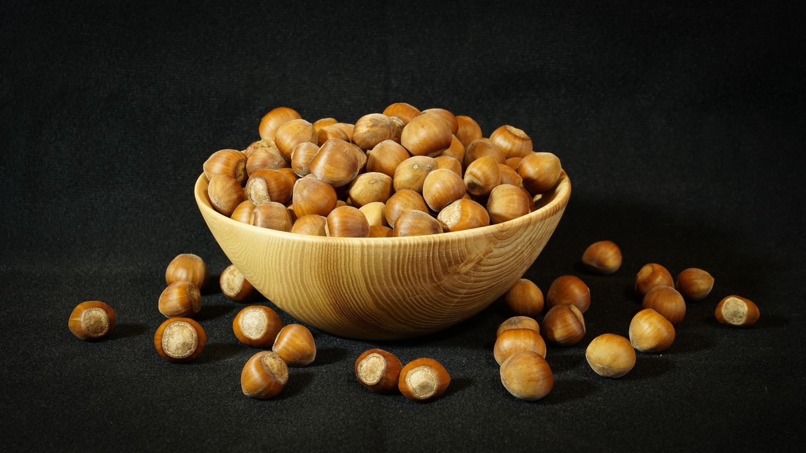Bowl of hazelnut kernels