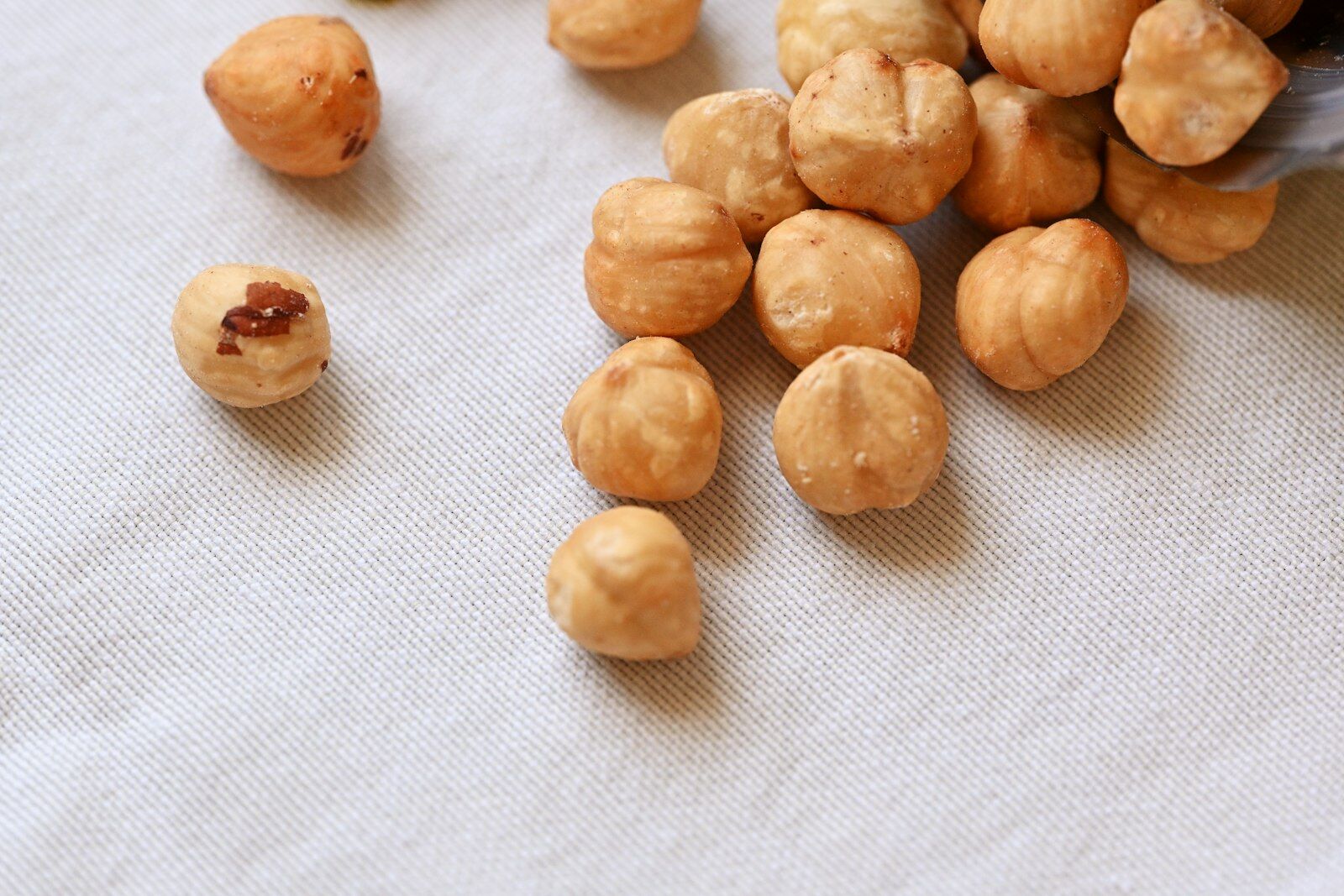 Hazelnut kernels ready for slicing